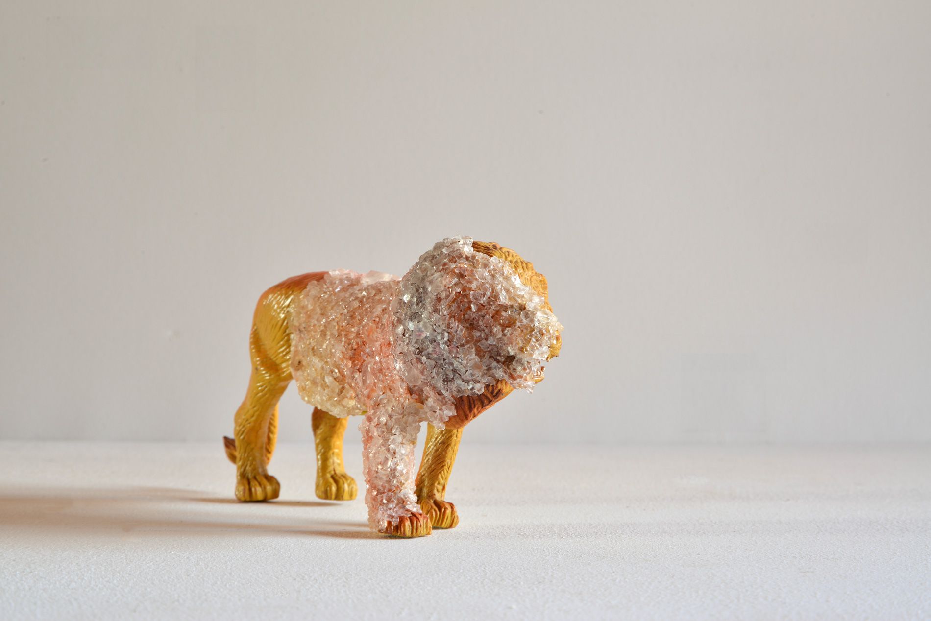 <strong><em>Le lion</em></strong>, assemblage<br>figurine en plastique et cristaux de roche, 10 x 15 x 6 cm, 2018