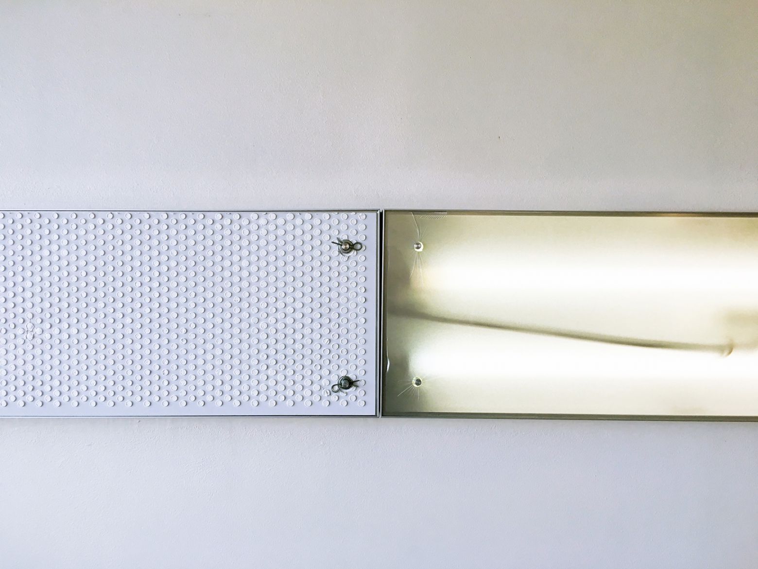 <strong><em>Sans titre (luminaires)</em></strong>, 2017<br>Huile sur panneaux intégrés aux luminaires, 24 x 124,4 cm