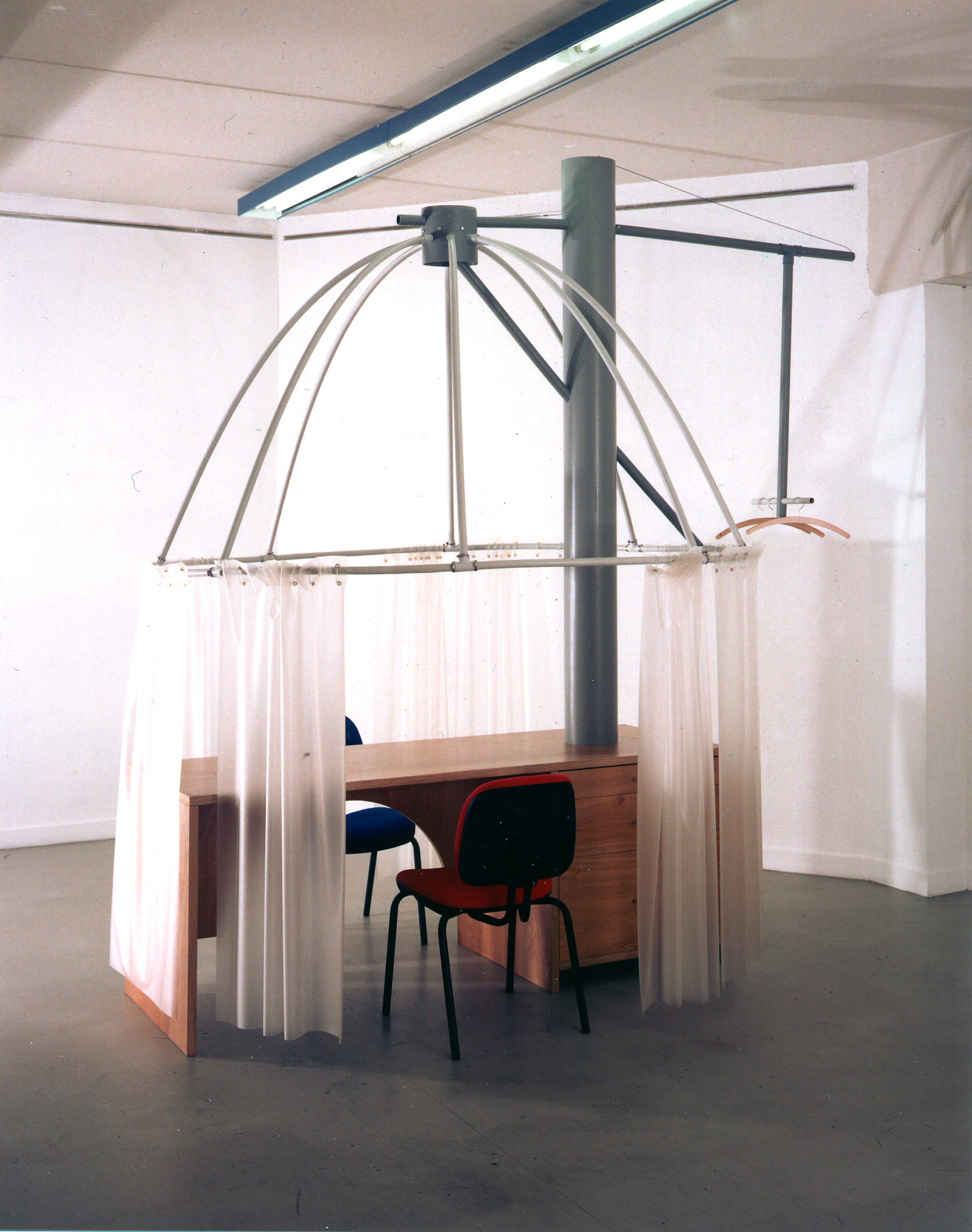 Vue de l'exposition <em>Bureau sans étage fixe</em>, Bifurcaton, Centre Culturel de l'Albigeois, Albi, 1994