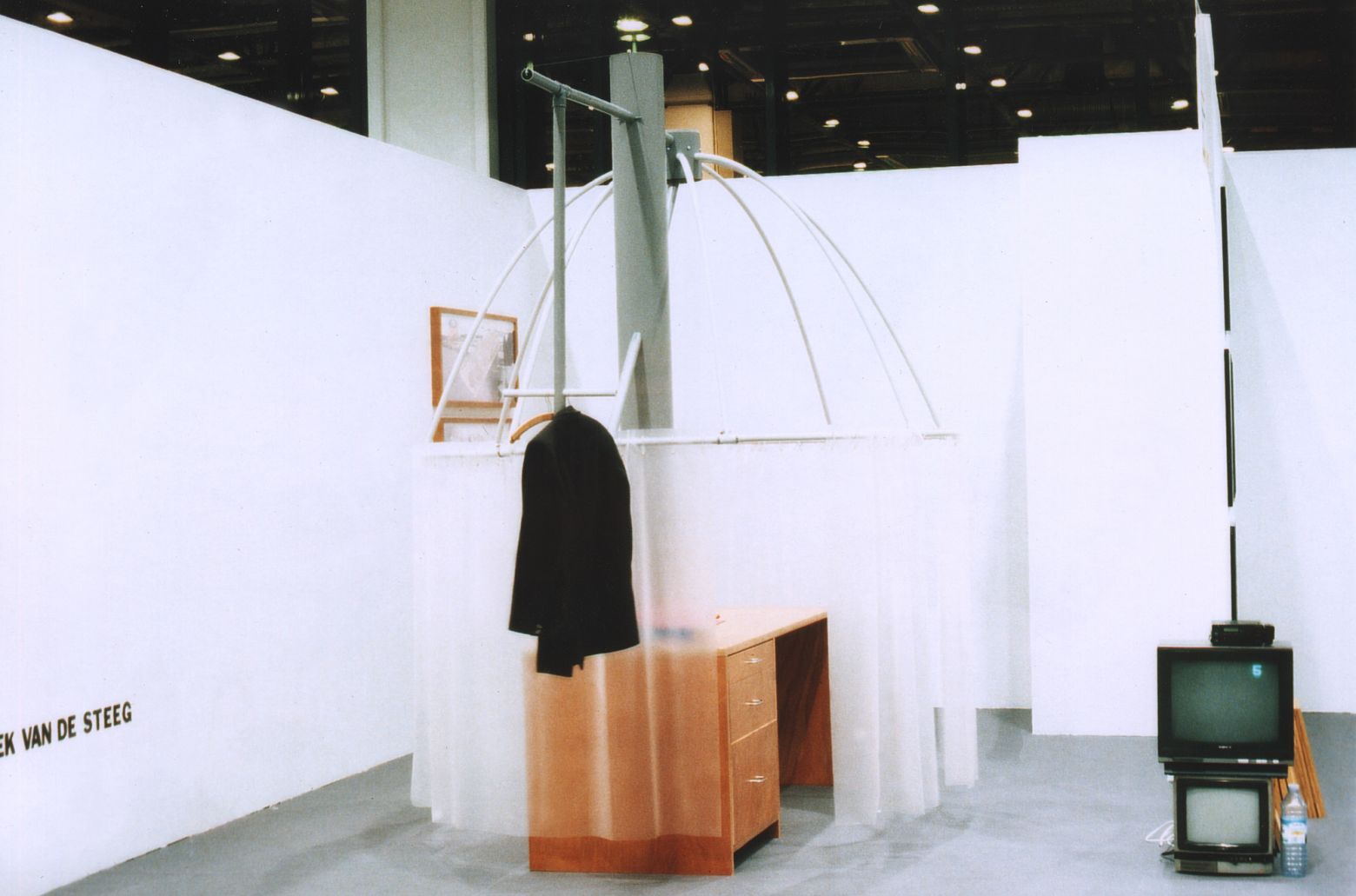 Vue de l'installation à la Foire <em>Art Cologne</em>, stand de la galerie Art: Concept, Nice, 1994